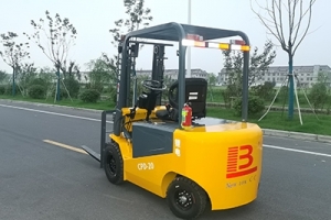 如何在光線不足的環(huán)境中使用電動(dòng)叉車？