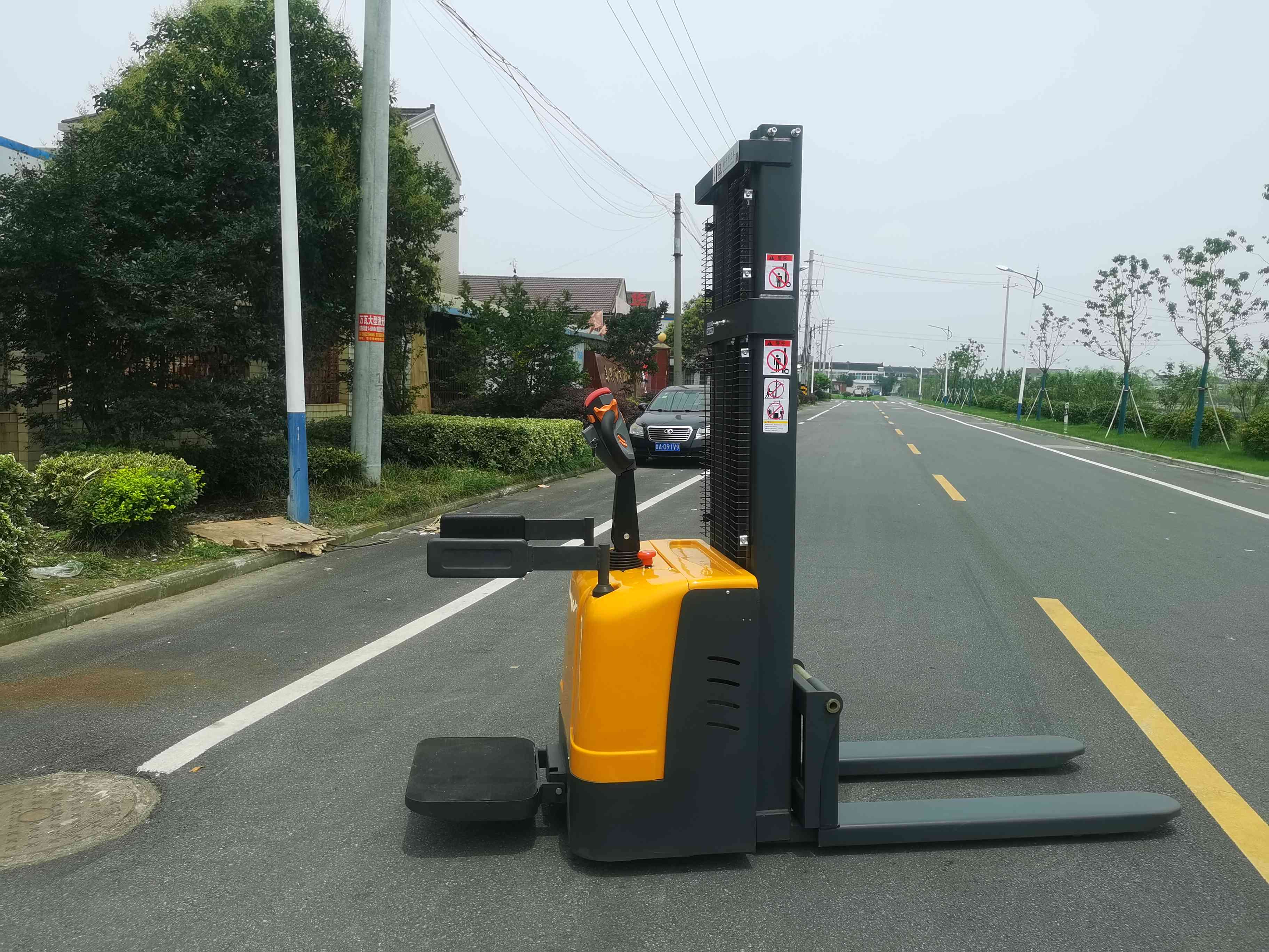 電動(dòng)堆高車(chē)