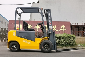 電動(dòng)叉車(chē)工作操縱裝置的運(yùn)用