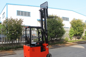 電動(dòng)叉車(chē)的駕駛操縱裝置的運(yùn)用
