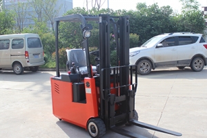 電動(dòng)叉車(chē)的轉(zhuǎn)向原理