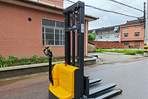 倉(cāng)儲(chǔ)成本居高不下？步行式電動(dòng)堆垛車教你高效降本！