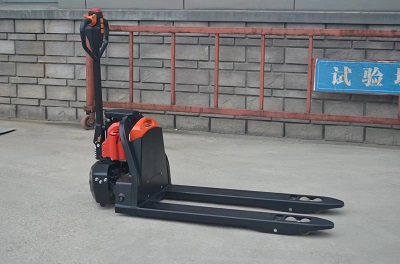 為什么聰明人都放棄手動(dòng)搬運(yùn)車(chē)？看完這款電動(dòng)搬運(yùn)車(chē)懂了